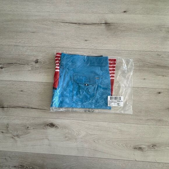 Hurley Phantom Eco Weekender 20” Boardshorts Unity Red 33” NWT IN PACKAGE - Picture 3 of 5